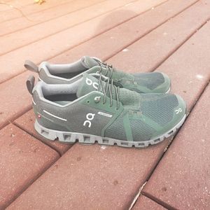 On Cloud Mens size 8.5 Sneakers